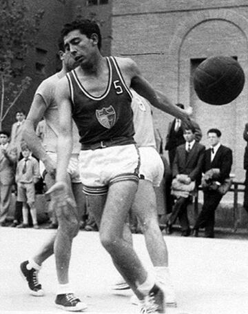 Fernando Martínez Arroyo lo fue todo en el Estudiantes. Desde alumno del Ramiro hasta patrono del club pasando por jugador (ocho temporadas), entrenador y directivo. Formó parte de una de las sagas más importantes del baloncesto español. Fue hermano gemel