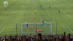 Ni agarrándolo: Zlatan anotó pese a sufrir un evidente penal