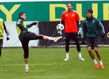 Cristiano Ronaldo y Varane, durante el entrenamiento.