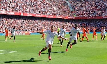 Isaac Romero cae en el área tras una disputa de balón con Araujo en la que el jugador del Sevilla termina por el suelo al trastabillar el defensor azulgrana la pierna de apoyo del ariete. Le llama Carlos del Cerro Grande al colegiado, quien dictamina que hay contacto para señalar pena máxima para los locales.