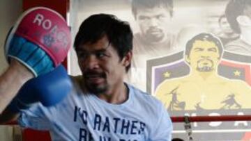 Pacquiao se entrena en Filipinas con una camiseta con el lema 'Preferiría estar en Río'.