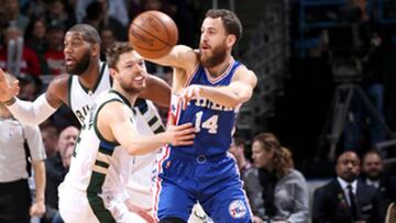 Sergio Rodríguez da un pase ante Dellavedova.