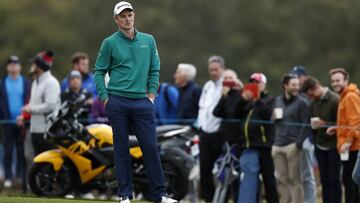 Justin Rose observa una bola durante el Sky Sports British Masters en el Walton Heath Golf Club.