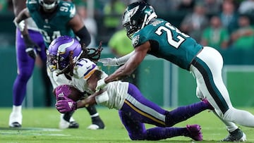 PHILADELPHIA, PENNSYLVANIA - SEPTEMBER 14: K.J. Osborn #17 of the Minnesota Vikings catches a pass for a first down against Josh Jobe #28 of the Philadelphia Eagles during the second quarter at Lincoln Financial Field on September 14, 2023 in Philadelphia, Pennsylvania. Mitchell Leff/Getty Images/AFP (Photo by Mitchell Leff / GETTY IMAGES NORTH AMERICA / Getty Images via AFP)