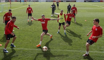 Griezmann, Saúl y Torres dentro del rondo. 