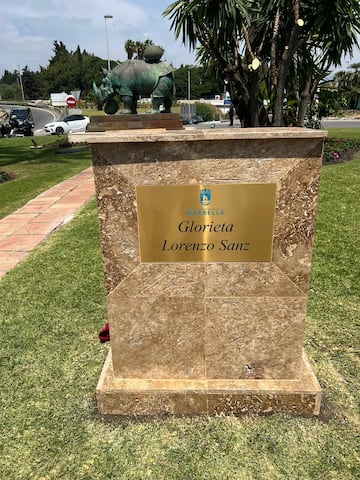 La placa en la glorieta dedicada a Lorenzo Sanz en Marbella.