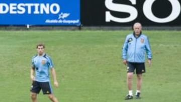 Cazorla, ante Tello en el entrenamiento.