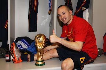 Andrés Iniesta posando con el trofeo de la Copa del Mundo de Fútbol en 2010.