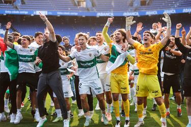 El Elche ganó 0-4 al Deportivo de la Coruña y certifica así su vuelta a Primera División. Jugadores y cuerpo técnico celebran el ascenso.