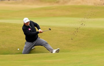 El viejo y legendario trazado del Old Course de St. Andrews, donde se celebra estos días la 150 edición del British Open, está lleno de trampas. El inglés Marcus Armitage cayó en una de ellas, el búnker del hoyo 14 del que salió de esta forma tan particular: rodilla sobre el césped para golpear a la bola en la arena. 