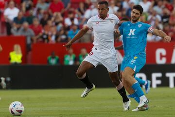 Fernando Reges disputa un baln con Gonzalo Melero.