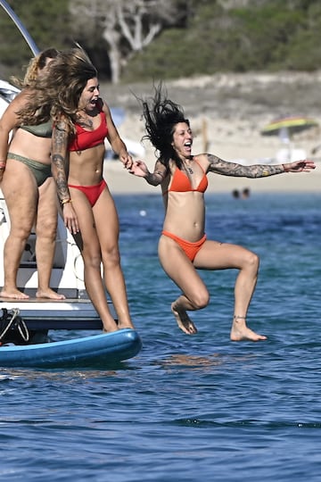 Algunas futbolistas de la selección española están disfrutando de un merecido descanso en las aguas de Ibiza. Alexia Putellas, Jenni Hermoso, Misa Rodríguez... ya están de vacaciones. 