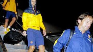 Piqué, bajando del avión, a la llegada del equipo a Washington.