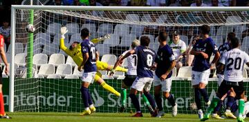 Juergen mandó este golpe franco al travesaño en el 10' del Racing-Oviedo.