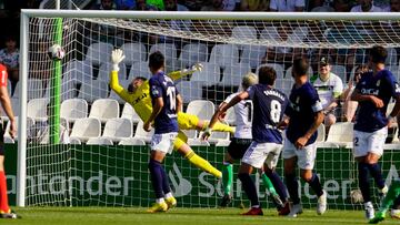 Juergen mandó este golpe franco al travesaño en el 10' del Racing-Oviedo.