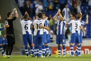 Espanyol-Atlético de Madrid. Los jugadores pericos se felicitan tras finalizar el partido.