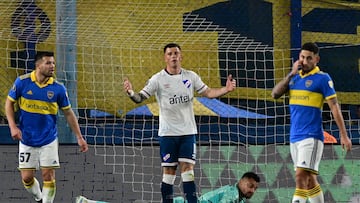 Nacional's forward Juan Ignacio Ramirez reacts after missing a chance to score against Boca Juniors' goalkeeper Sergio Romero during the Copa Libertadores round of 16 first leg football match between Uruguay's Nacional and Argentina's Boca Juniors at the Gran Parque Central stadium in Montevideo, on August 2, 2023. (Photo by Pablo PORCIUNCULA / AFP)