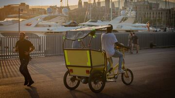 Un hombre monta en una bicicleta-taxi por Barcelona, Catalunya (España), a 28 de julio de 2020.