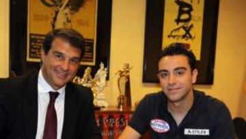 Xavi firma una renovación condicionada hasta 2016