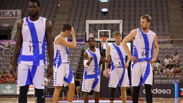 Los jugadores del Gipuzkoa durante un partido este verano.