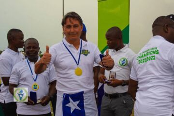 José Salomón Cortés celebrando el título de Bo Rangers, campeones de la Premier League de Sierra Leona.

Comunicaciones SL Premier League