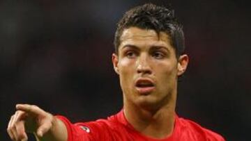 <b>Nuevo galardón</b>. El delantero portugués Cristiano Ronaldo, del Manchester United, ganó el <i>Balón de Oro 2008</i>, galardón que entrega la revista francesa ''France Football'', y entre cuyos finalistas se encontraban hasta siete españoles. Lionel Messi y Fernando Torres quedaron tras el escrutinio en segunda y tercera posición, respectivamente.