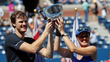 Jamie Murray (izda.) y Martina Hingis despu&eacute;s de ganar el dobles mixto del US OPEN.