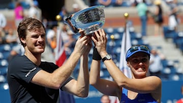 Jamie Murray (izda.) y Martina Hingis después de ganar el dobles mixto del US OPEN.