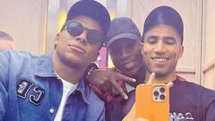 Kylian, Brice Tchaga y Achraf, en un ascensor en una foto subida ayer por Mbapp&eacute;.