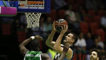 Nik Caner-Medley anota ante la defensa de Boungou Colo durante el partido entre el Betis y el Estudiantes.