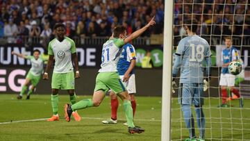Soccer Football - Bundesliga Promotion/Relegation Playoff Second Leg - Holstein Kiel vs VfL Wolfsburg - Holstein-Stadion, Kiel, Germany - May 21, 2018 Wolfsburg's Robin Knoche celebrates scoring their first goal REUTERS/Fabian Bimmer DFL RUL