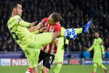 Sergio Busquets y Daniel Schwaab.