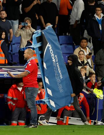 Invasión de campo de los seguidores del Espanyol cuando los jugadores del Barcelona celebraban el campeonato liguero.