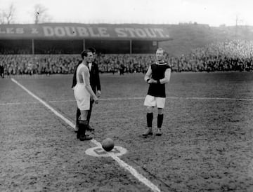 La FA Cup es la competición de fútbol más antigua del mundo. Su primera edición fue en la temporada 1871-72. Participan en la actualidad todos los equipos de las siete primeras categorías del fútbol inglés. Es el torneo más prestigioso en Reino Unido. El Arsenal, vigente campeón, es el rey de la competición con 14 títulos. Por detrás, con 12, está el Manchester United. 