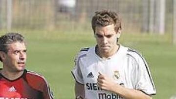 <b>SIGUE CON MOLESTIAS. </b>Woodgate conversó con José Luis San Martín y Pedro Chueca después de correr 40 minutos. Las sensaciones son buenas pero sigue teniendo molestias.