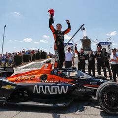 Patricio O'Ward gana en Detroit y es líder de la Indycar
