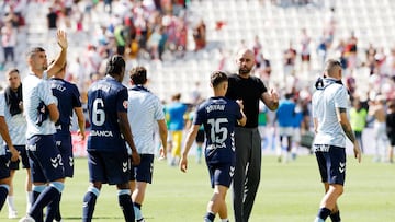 Claudio Giráldez saluda a Bryan Zaragoza a la conclusión del partido del Celta contra el Rayo en Vallecas.