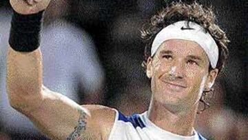 <b>ÍDOLO DE MULTITUDES.</B> Las organizaciones de la Copa Davis y del Open Seat Godó, tienen claro que "habrá que emplearse a fondo en torno a Moyá, por el fervor que despierta". A esta edición del Godó no acudirá ni un solo jugador americano. Oficialmente, no es por la guerra.