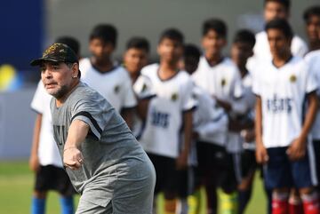 Maradona visita una escuela en la India