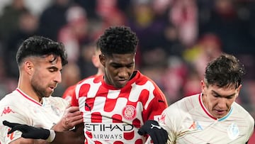 El delantero colombiano del Girona Yáser Asprilla (c) lucha con Eray Cömert (i) y con Mario Martín, ambos del Real Valladolid.