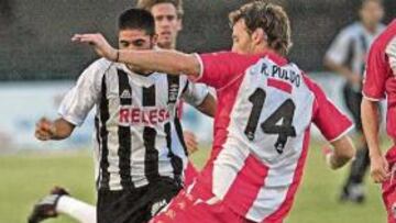<b>DISPUTA. </b>Rubén Pulido intenta cortar un balón ante la mirada de Soriano y Corona.