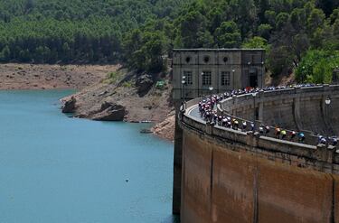 El pelotón a su paso por el Embalse del Tranco.
