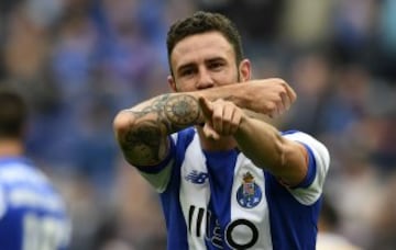 Logró con el equipo de Portugal 7 goles en todas las competencias, incluyendo uno en Champions League, viendo actividad en 43 juegos oficiales durante la temporada.