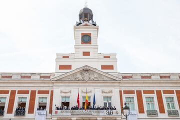 Los jugadores del Real Madrid ofrecen a la afición la copa de LaLiga en la Real Casa de Correos.