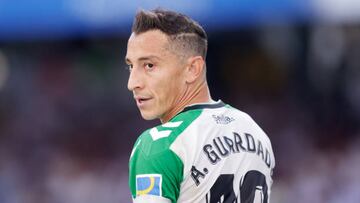 Andrés Guardado cumple en el campo a pesar de la derrota del Betis