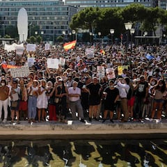 Manifestación antimascarillas en Madrid sin distancia social: "Queremos ver al virus"