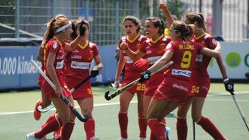 Las jugadoras de la selecci&oacute;n espa&ntilde;ola de hockey hierba celebran un gol durante un partido.