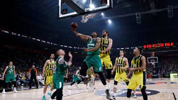 Brandon Davies, p&iacute;vot del Zagiris, durante un partido contra el Fenerbah&ccedil;e.