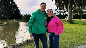 “Jugué en Colo Colo, pero llegué muy chico... Con mi señora vendimos completos, wafles y lo que viniera en la calle”