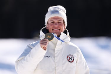 La actuación del noruego en estos Juegos Olímpicos de Invierno 2026 ha sido, sin rodeos, la más dominante en la historia del esquí de fondo y del olimpismo invernal. Klæbo logró la hazaña perfecta: 6 medallas de oro en las 6 pruebas que disputó, rompiendo todos los récords posibles.